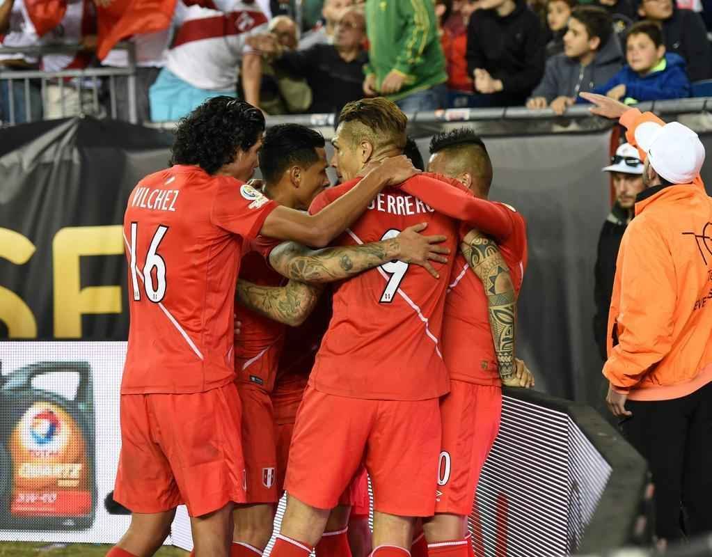 Ral Ruidaz marcou o gol de mo que deu a vitria ao Peru sobre a Seleo Brasileira