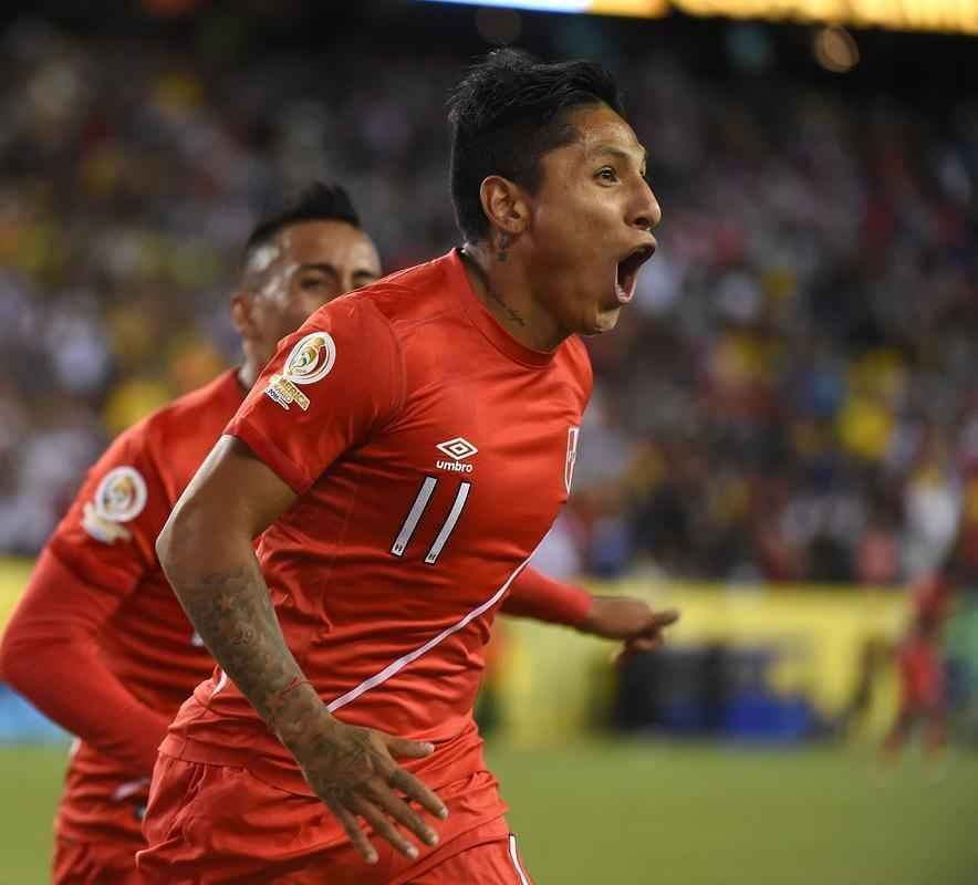 Ral Ruidaz marcou o gol de mo que deu a vitria ao Peru sobre a Seleo Brasileira