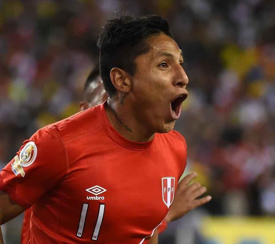 Ral Ruidaz marcou o gol de mo que deu a vitria ao Peru sobre a Seleo Brasileira