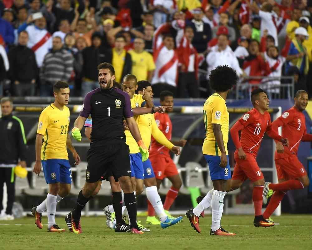 Ral Ruidaz marcou o gol de mo que deu a vitria ao Peru sobre a Seleo Brasileira