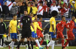 Ral Ruidaz marcou o gol de mo que deu a vitria ao Peru sobre a Seleo Brasileira