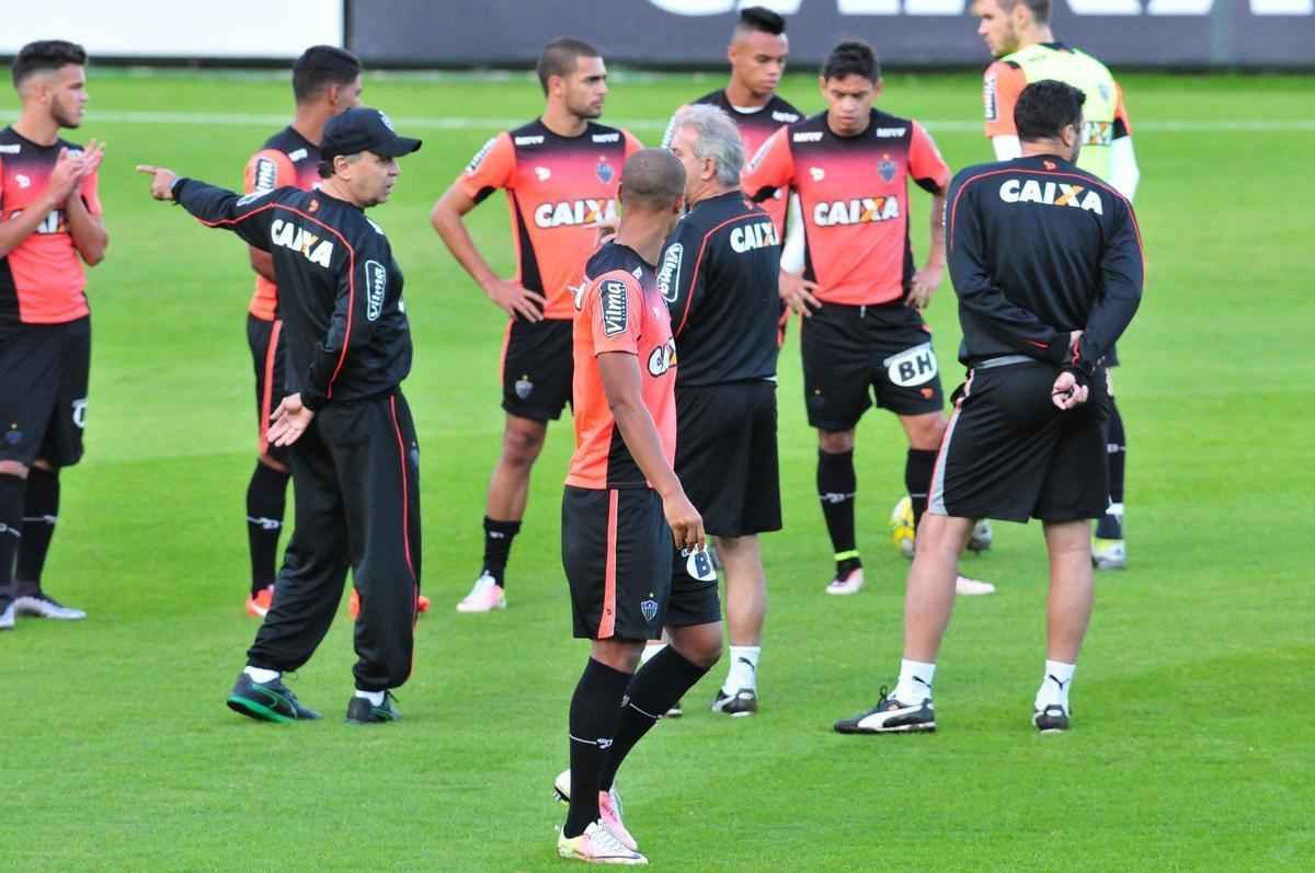 Equipe se prepara para partida contra o Internacional em dia que Pratto faz atividades fsicas