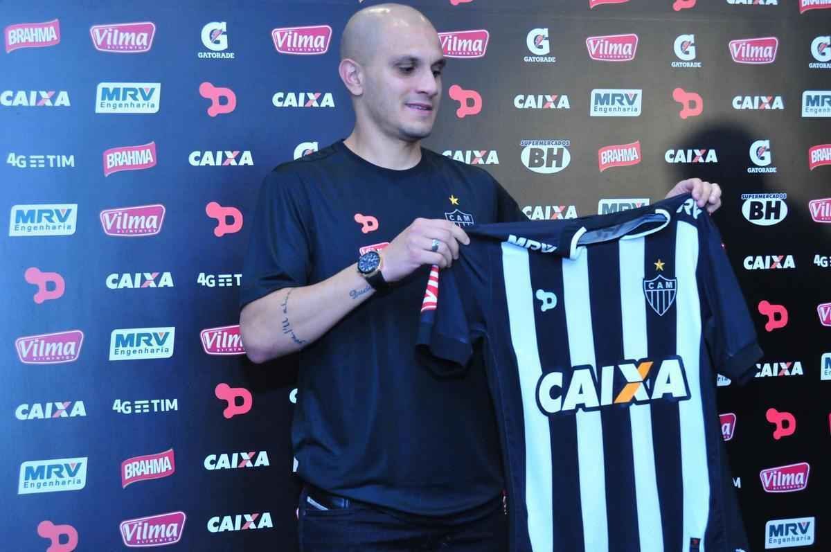 Lateral-esquerdo assinou contrato com o Atltico at o fim de 2018 e foi apresentado oficialmente