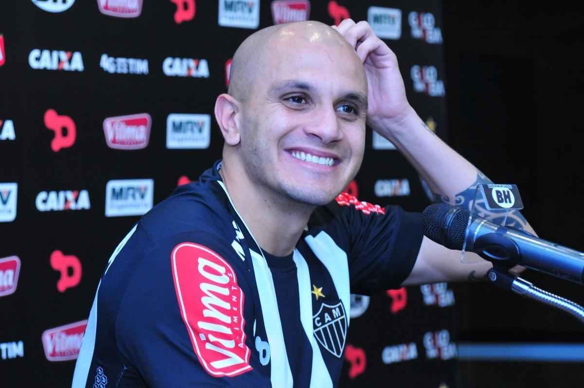 Lateral-esquerdo assinou contrato com o Atltico at o fim de 2018 e foi apresentado oficialmente