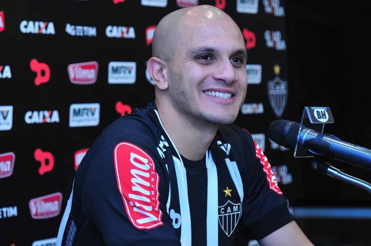 Lateral-esquerdo assinou contrato com o Atltico at o fim de 2018 e foi apresentado oficialmente