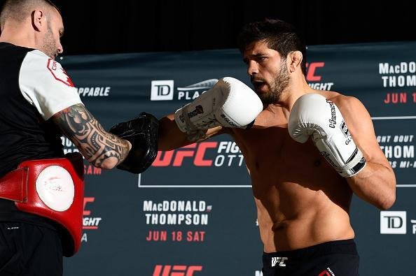 Treino aberto do UFC em Ottawa, no Canad - Patrick Cote no trabalho de manopla