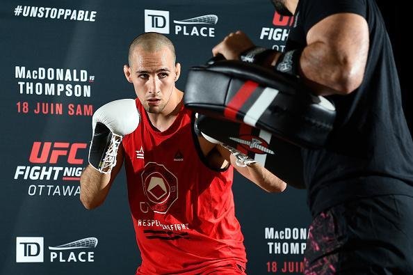 Treino aberto do UFC em Ottawa, no Canad - Rory MacDonald afia trocao