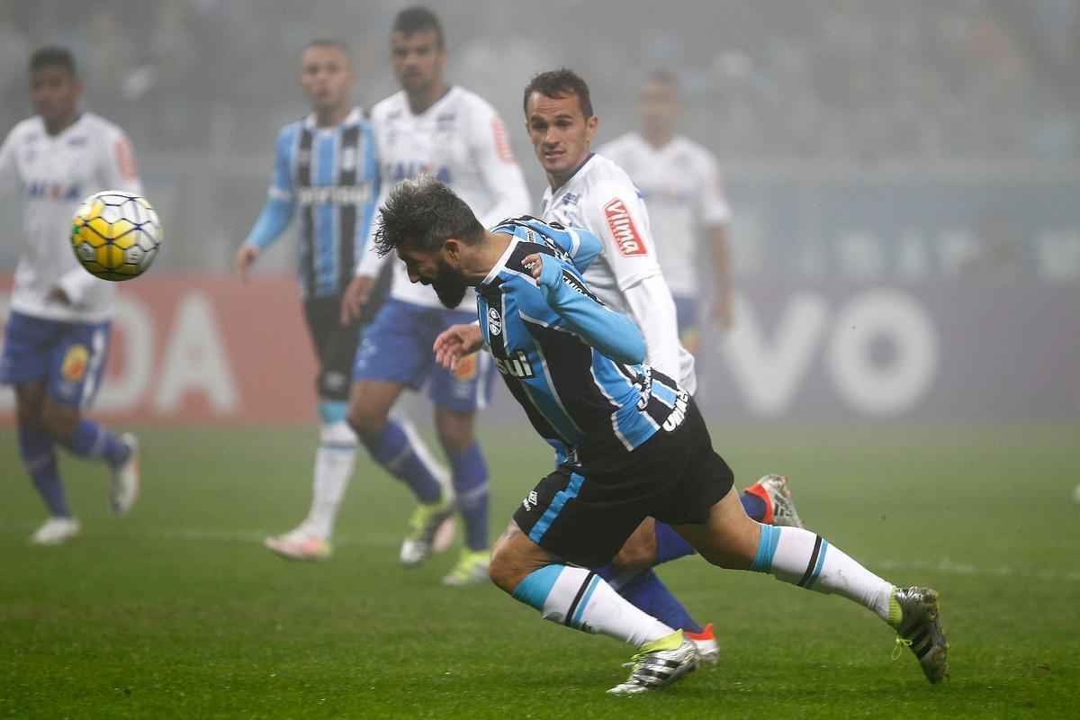 Sob forte neblina em Porto Alegre, Cruzeiro  batido pelo Grmio e vai para lanterna do Brasileiro