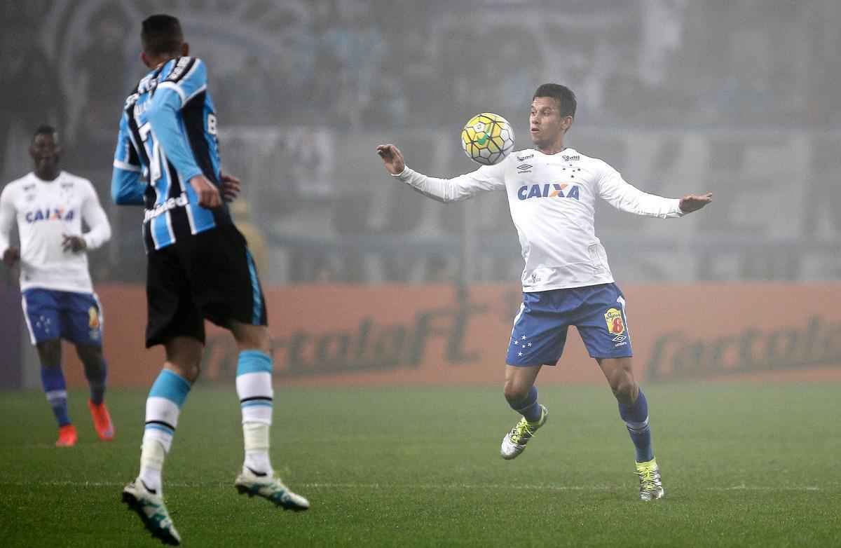 Sob forte neblina em Porto Alegre, Cruzeiro  batido pelo Grmio e vai para lanterna do Brasileiro