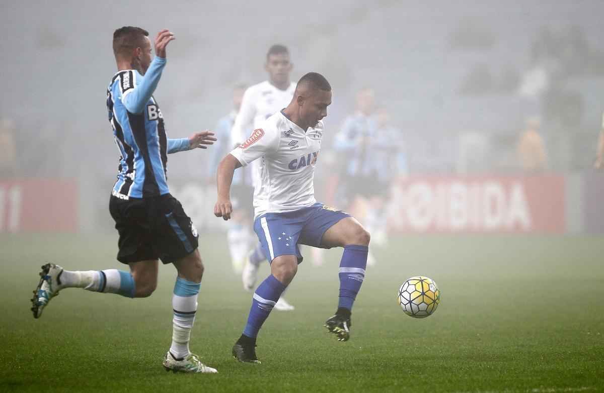 Sob forte neblina em Porto Alegre, Cruzeiro  batido pelo Grmio e vai para lanterna do Brasileiro