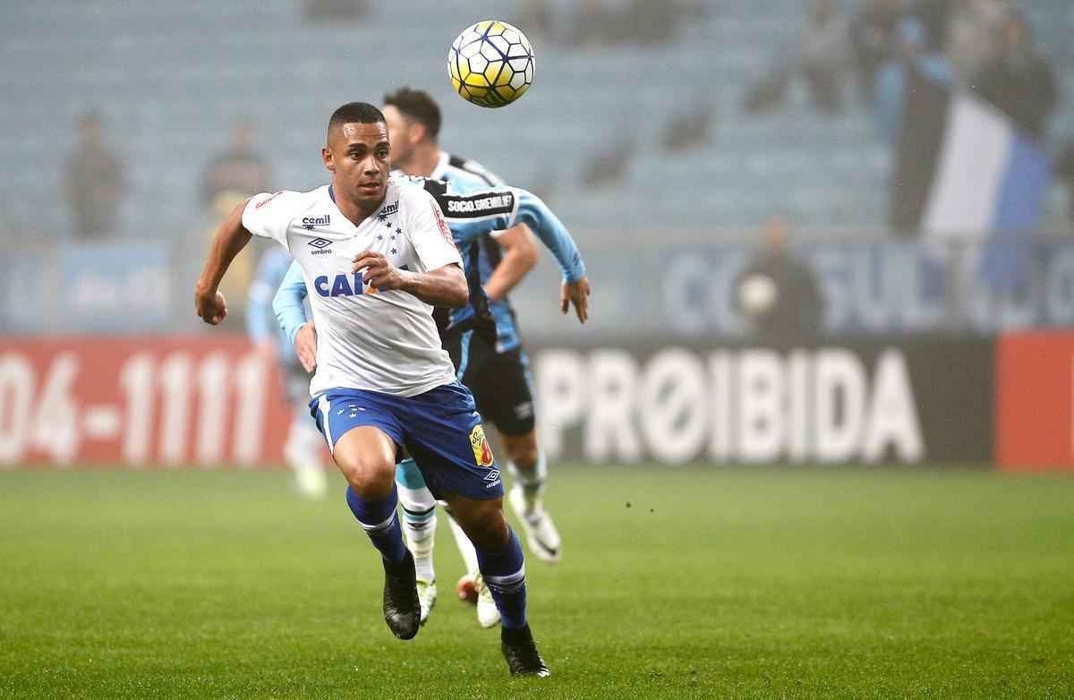 Sob forte neblina em Porto Alegre, Cruzeiro  batido pelo Grmio e vai para lanterna do Brasileiro