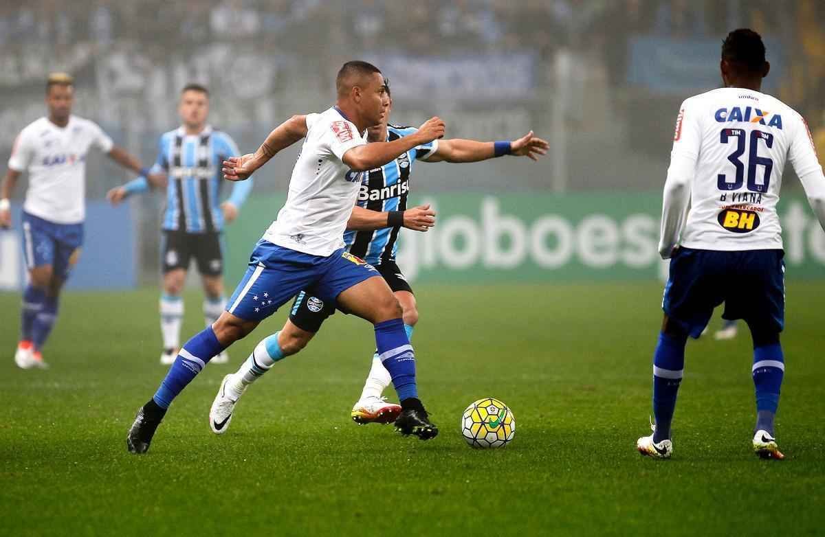 Sob forte neblina em Porto Alegre, Cruzeiro  batido pelo Grmio e vai para lanterna do Brasileiro