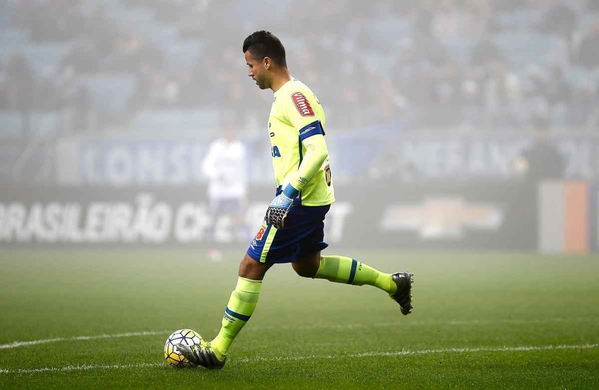 Sob forte neblina em Porto Alegre, Cruzeiro  batido pelo Grmio e vai para lanterna do Brasileiro