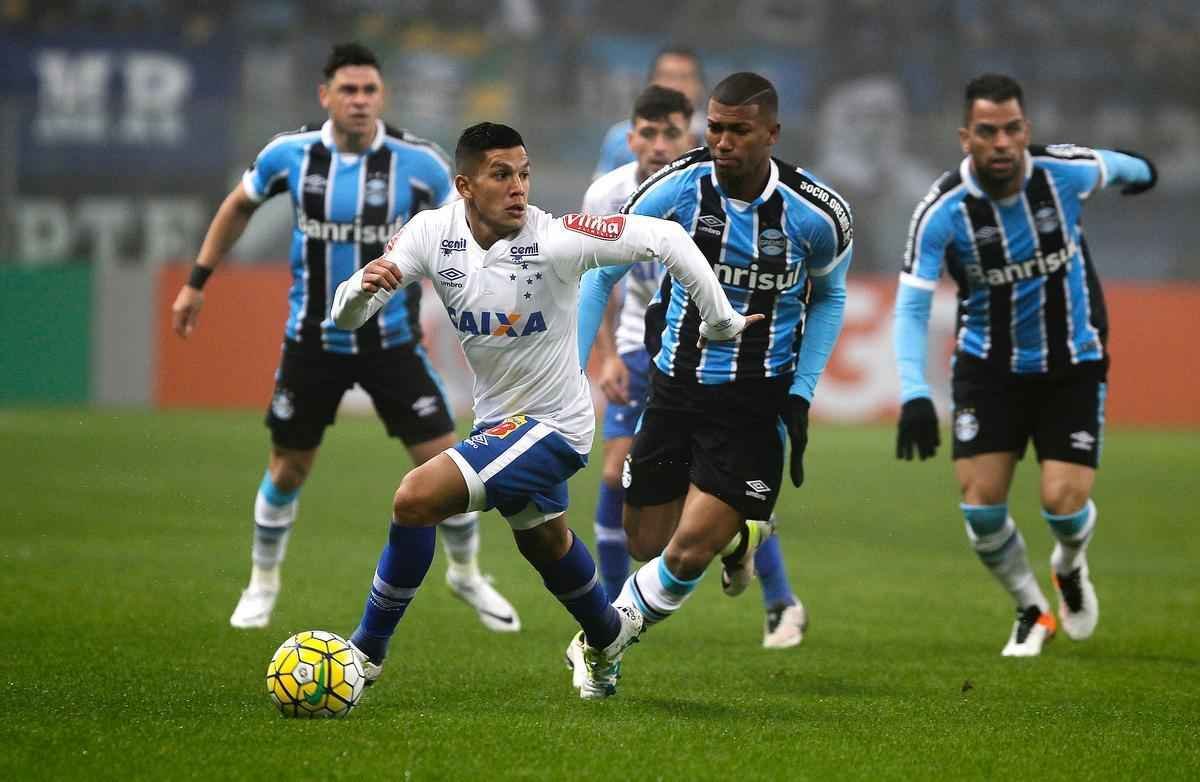 Sob forte neblina em Porto Alegre, Cruzeiro  batido pelo Grmio e vai para lanterna do Brasileiro