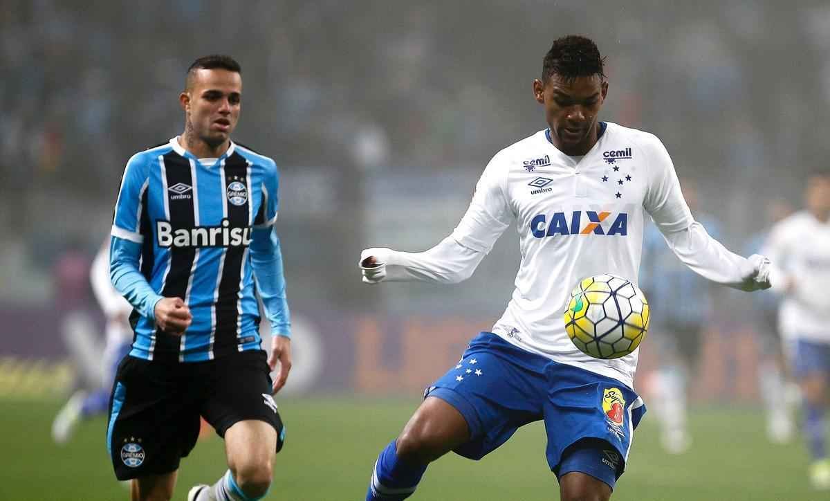 Sob forte neblina em Porto Alegre, Cruzeiro  batido pelo Grmio e vai para lanterna do Brasileiro