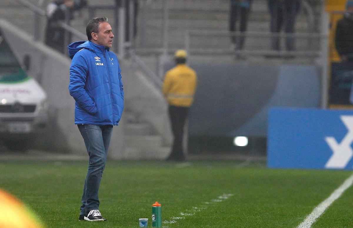 Sob forte neblina em Porto Alegre, Cruzeiro  batido pelo Grmio e vai para lanterna do Brasileiro