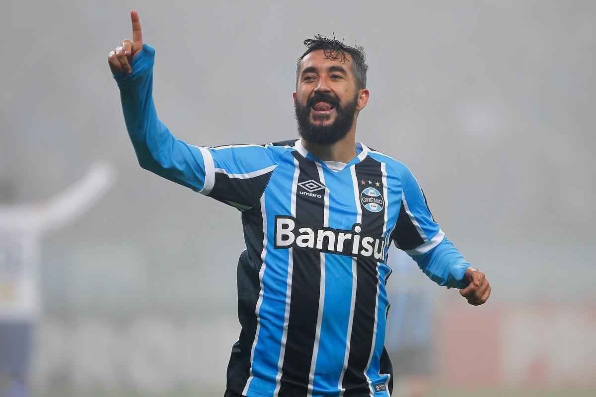 Sob forte neblina em Porto Alegre, Cruzeiro  batido pelo Grmio e vai para lanterna do Brasileiro