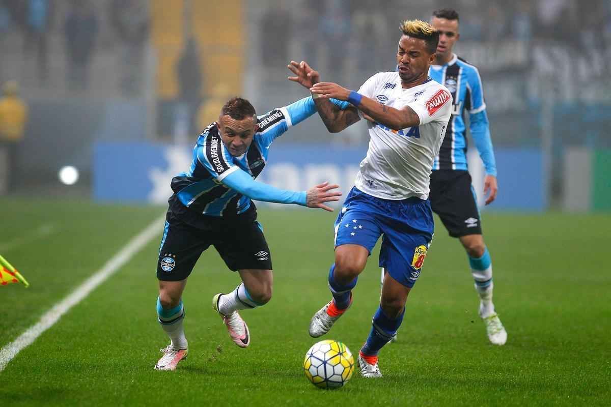 Sob forte neblina em Porto Alegre, Cruzeiro  batido pelo Grmio e vai para lanterna do Brasileiro