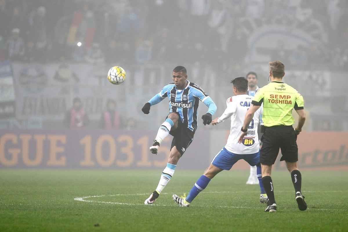 Sob forte neblina em Porto Alegre, Cruzeiro  batido pelo Grmio e vai para lanterna do Brasileiro