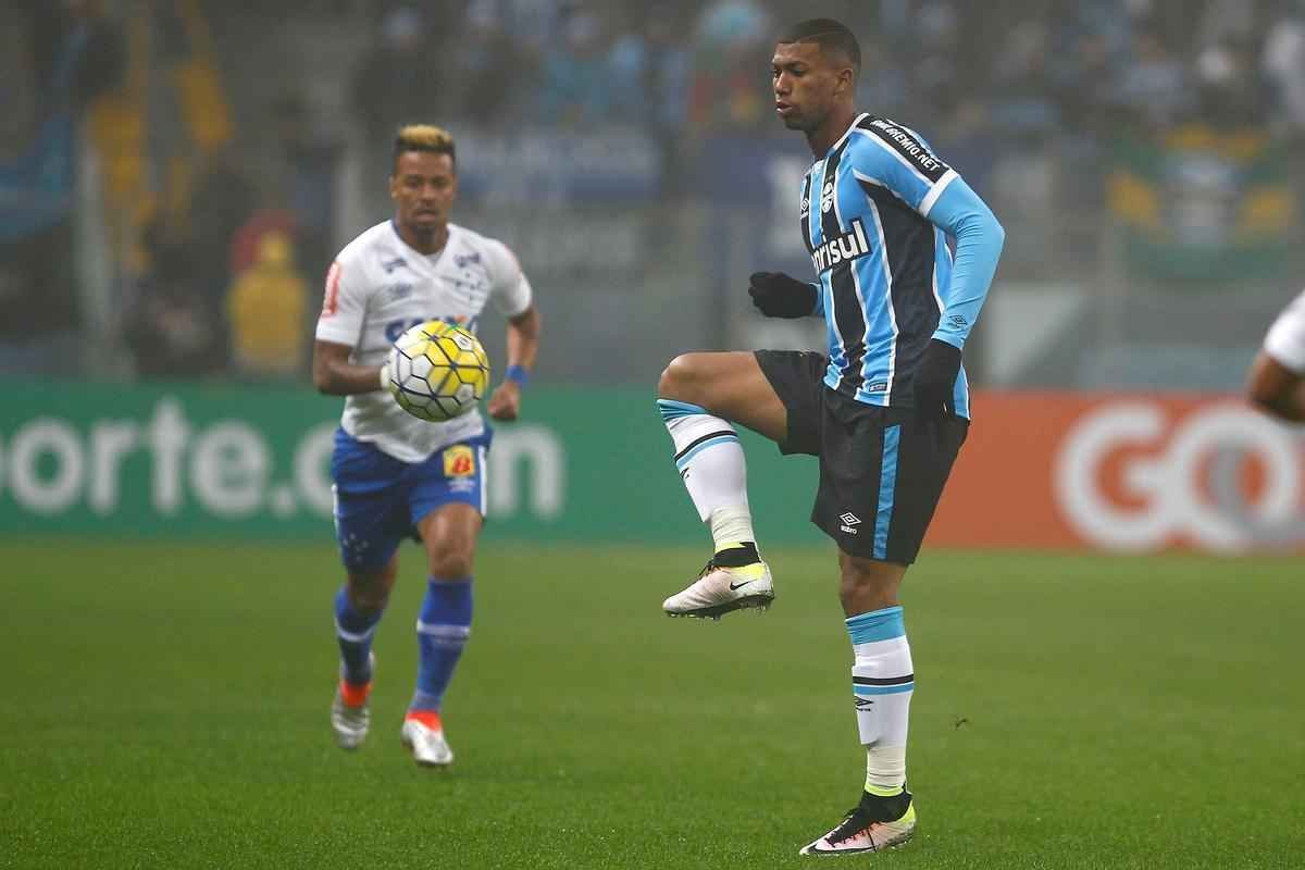 Sob forte neblina em Porto Alegre, Cruzeiro  batido pelo Grmio e vai para lanterna do Brasileiro