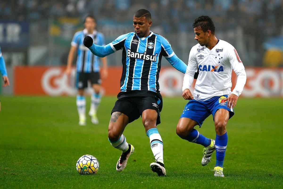 Sob forte neblina em Porto Alegre, Cruzeiro  batido pelo Grmio e vai para lanterna do Brasileiro