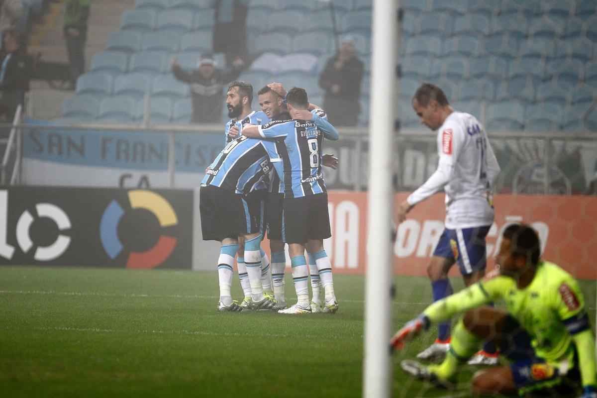Sob forte neblina em Porto Alegre, Cruzeiro  batido pelo Grmio e vai para lanterna do Brasileiro
