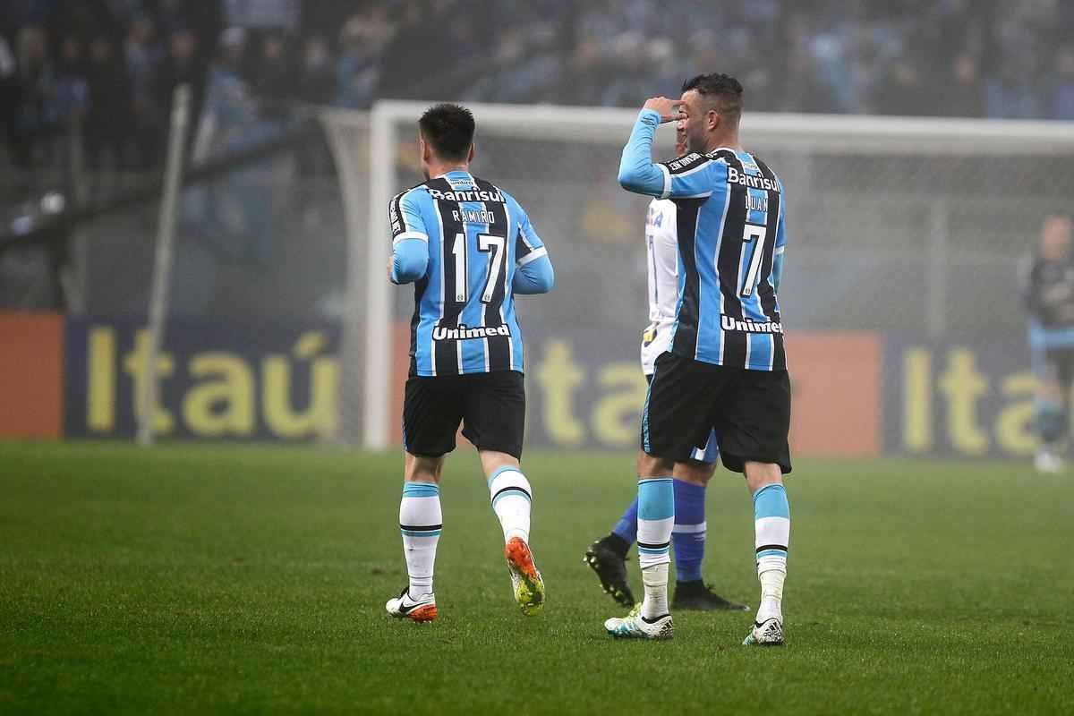 Sob forte neblina em Porto Alegre, Cruzeiro  batido pelo Grmio e vai para lanterna do Brasileiro