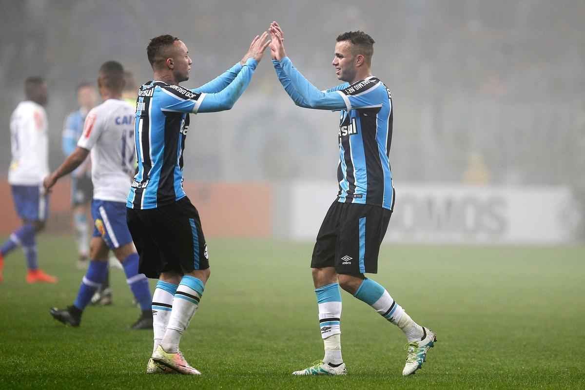 Sob forte neblina em Porto Alegre, Cruzeiro  batido pelo Grmio e vai para lanterna do Brasileiro