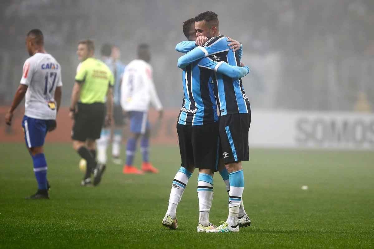 Sob forte neblina em Porto Alegre, Cruzeiro  batido pelo Grmio e vai para lanterna do Brasileiro