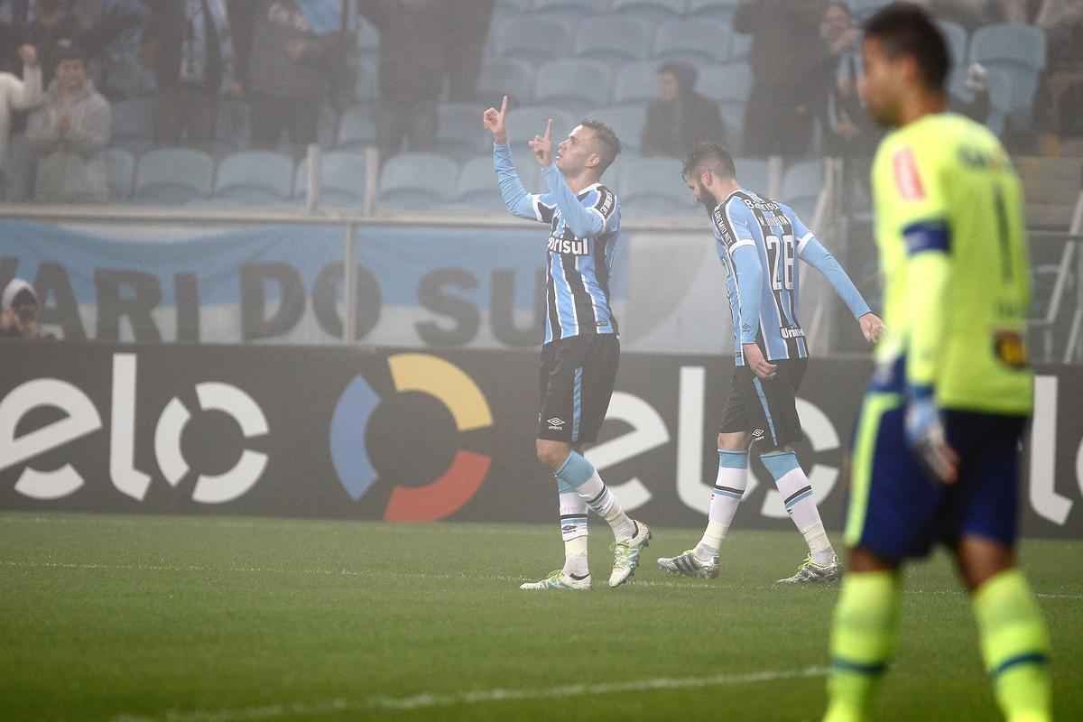 Sob forte neblina em Porto Alegre, Cruzeiro  batido pelo Grmio e vai para lanterna do Brasileiro