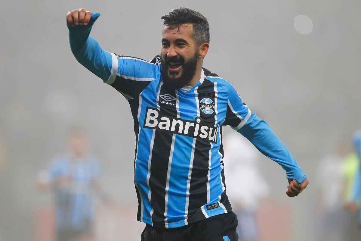 Sob forte neblina em Porto Alegre, Cruzeiro  batido pelo Grmio e vai para lanterna do Brasileiro