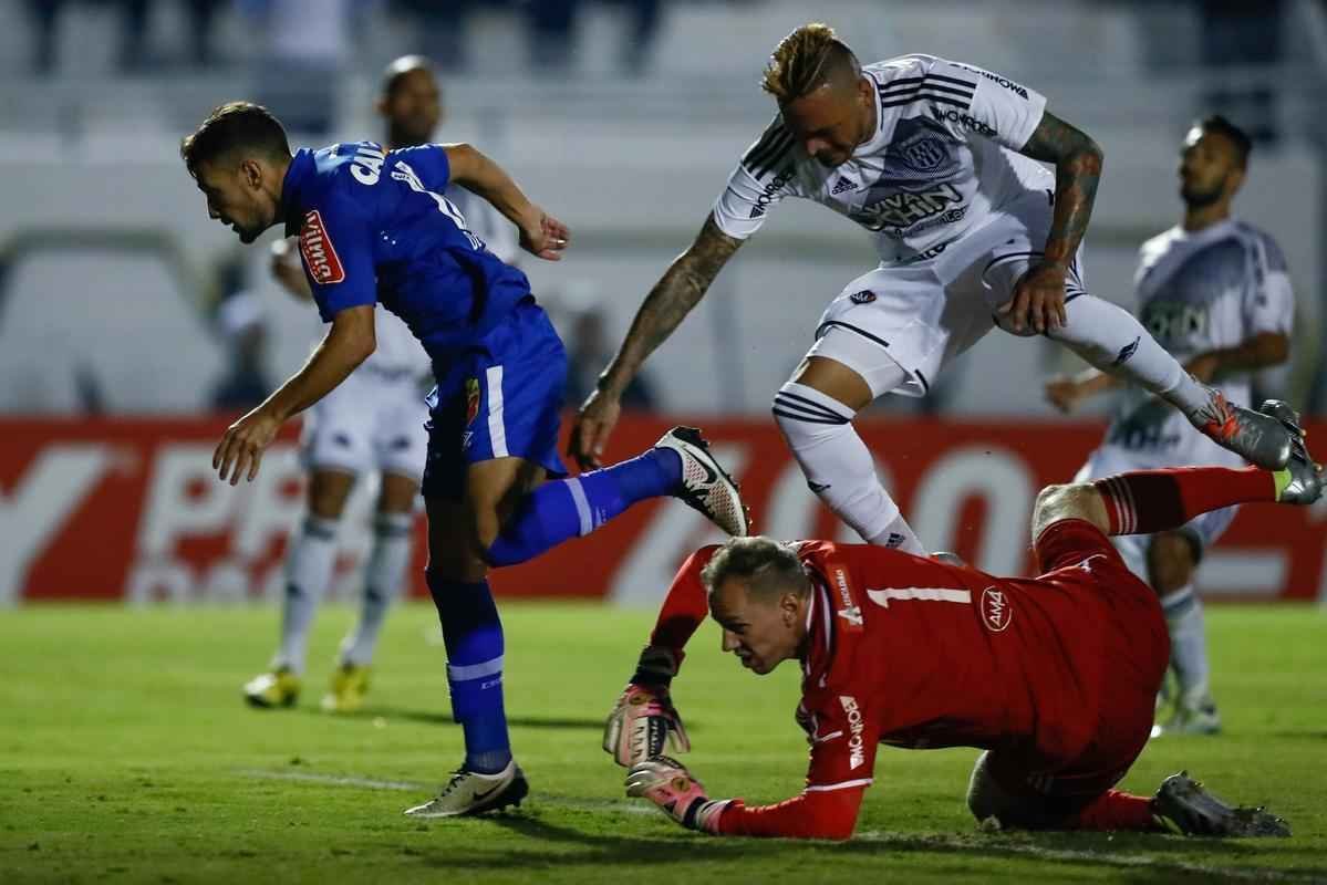 Com gols de Arrascaeta (2), Henrique e Alisson, Cruzeiro goleou a Ponte Preta e deixou o Z4 da Srie A