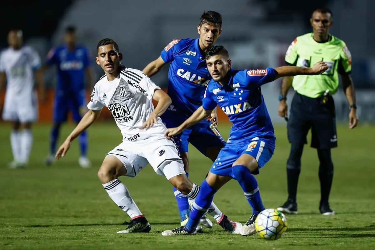 Com gols de Arrascaeta (2), Henrique e Alisson, Cruzeiro goleou a Ponte Preta e deixou o Z4 da Srie A