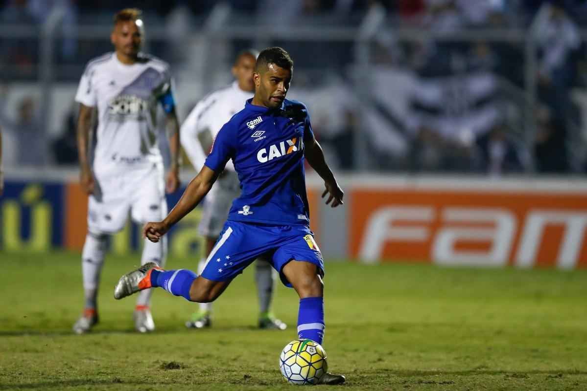Com gols de Arrascaeta (2), Henrique e Alisson, Cruzeiro goleou a Ponte Preta e deixou o Z4 da Srie A