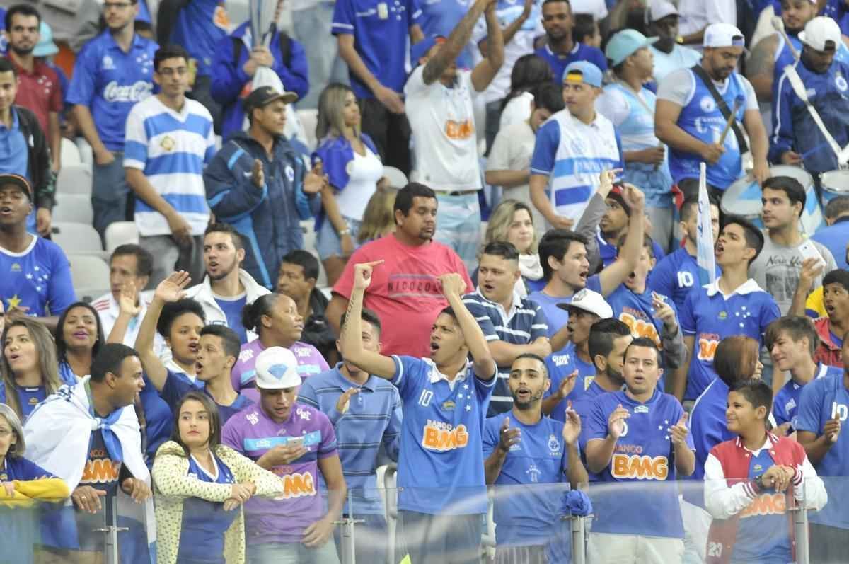 Torcedor do Cruzeiro marcou presena e fez barulho em jogo contra o Palmeiras, no Mineiro