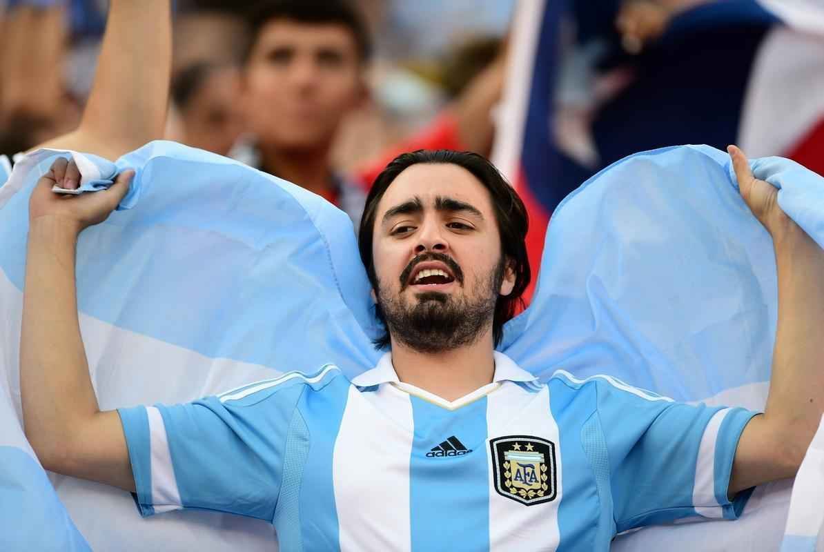 Caracterizados, torcedores de Chile e Argentina comparecem em bom nmero em Nova Jersey 