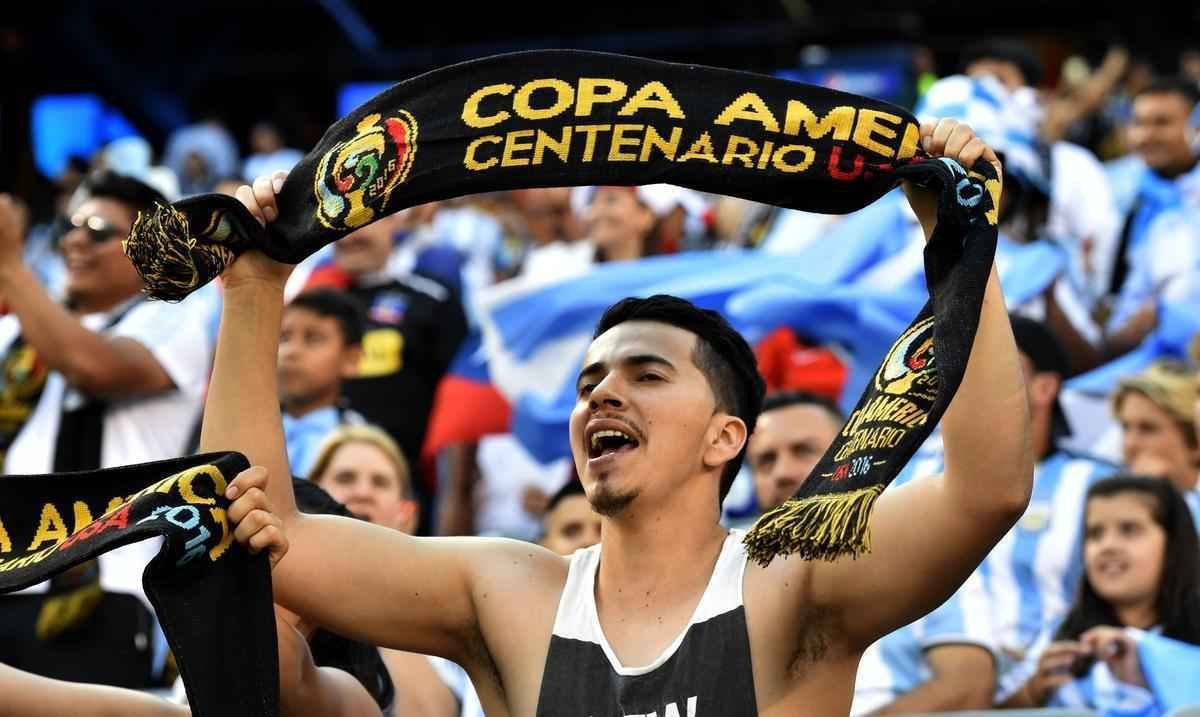 Caracterizados, torcedores de Chile e Argentina comparecem em bom nmero em Nova Jersey 