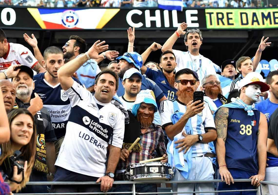 Caracterizados, torcedores de Chile e Argentina comparecem em bom nmero em Nova Jersey 