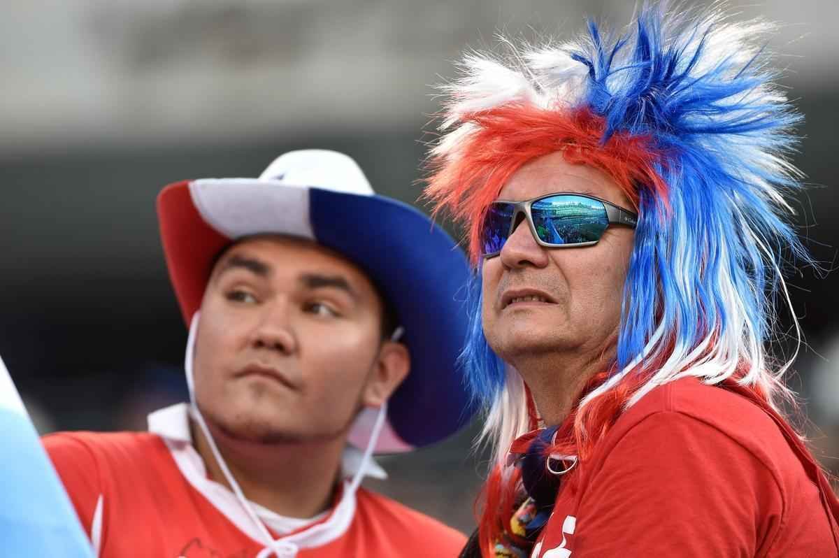 Caracterizados, torcedores de Chile e Argentina comparecem em bom nmero em Nova Jersey 