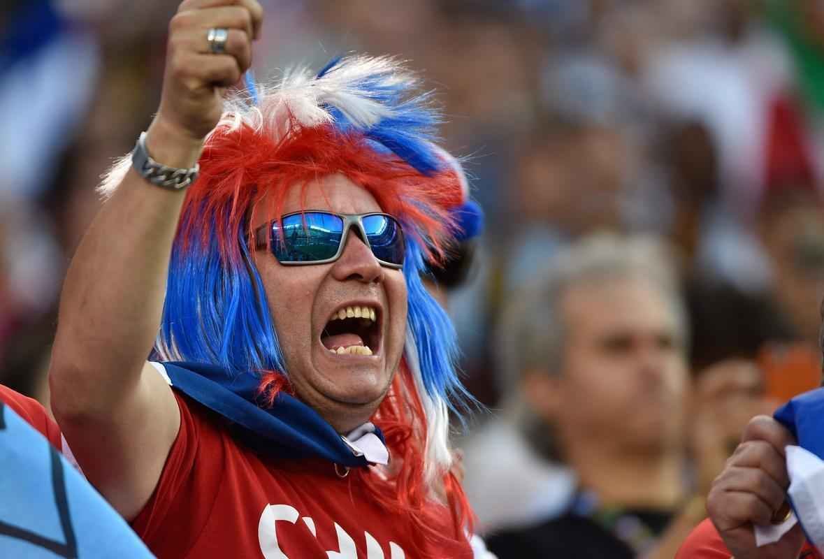 Caracterizados, torcedores de Chile e Argentina comparecem em bom nmero em Nova Jersey 