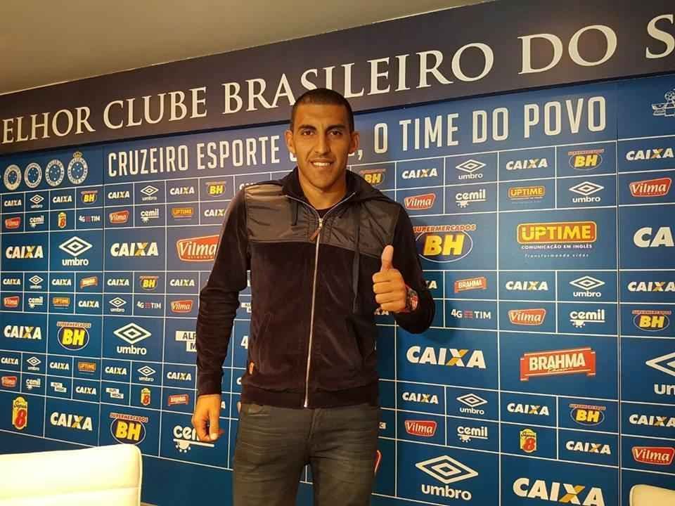 Reforo para o ataque do Cruzeiro, argentino Ramn bila chegou a Belo Horizonte nesta segunda-feira para realizar exames mdicos e assinar contrato. Jogador conheceu dependncias da Toca da Raposa II e teve o primeiro contato com o tcnico Paulo Bento (fotos: Cruzeiro/Divulgao)