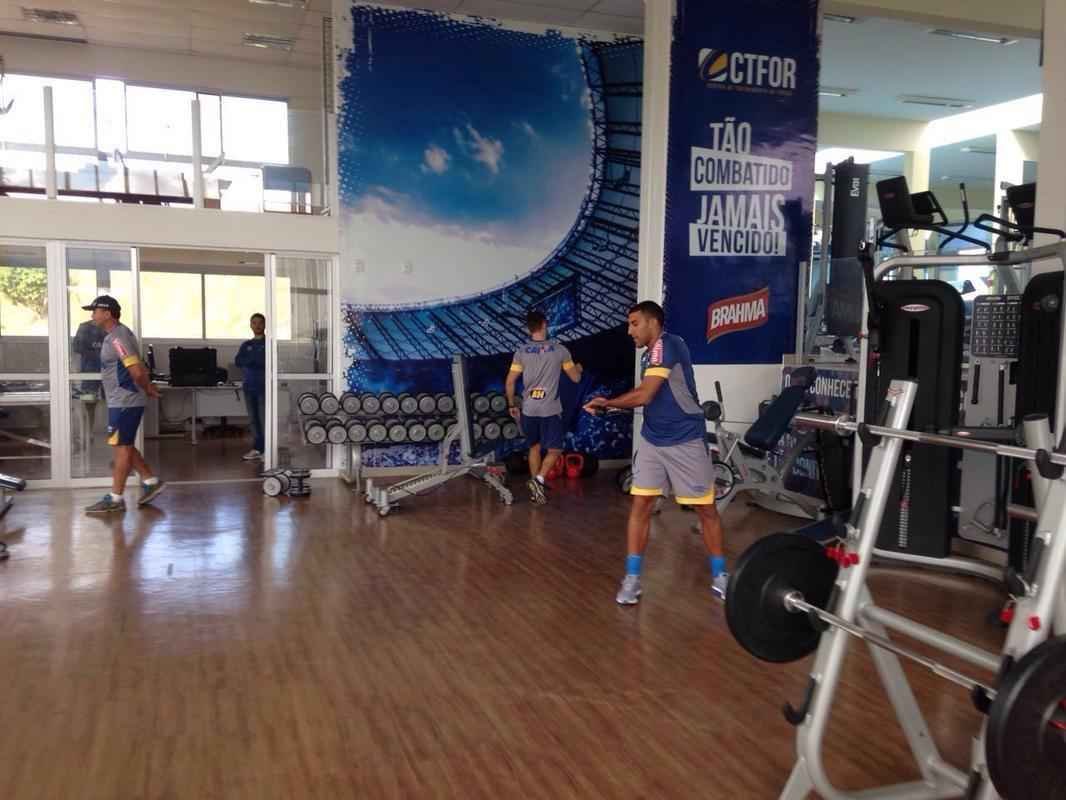 Ramn bila realiza atividades na sala de musculao da Toca da Raposa II