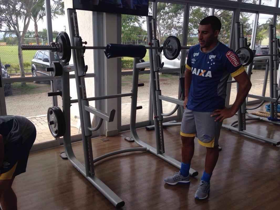 Ramn bila realiza atividades na sala de musculao da Toca da Raposa II