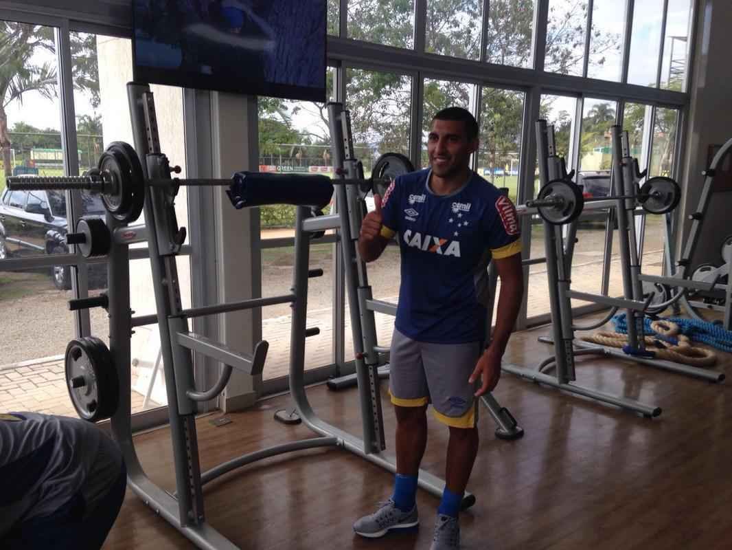 Ramn bila realiza atividades na sala de musculao da Toca da Raposa II