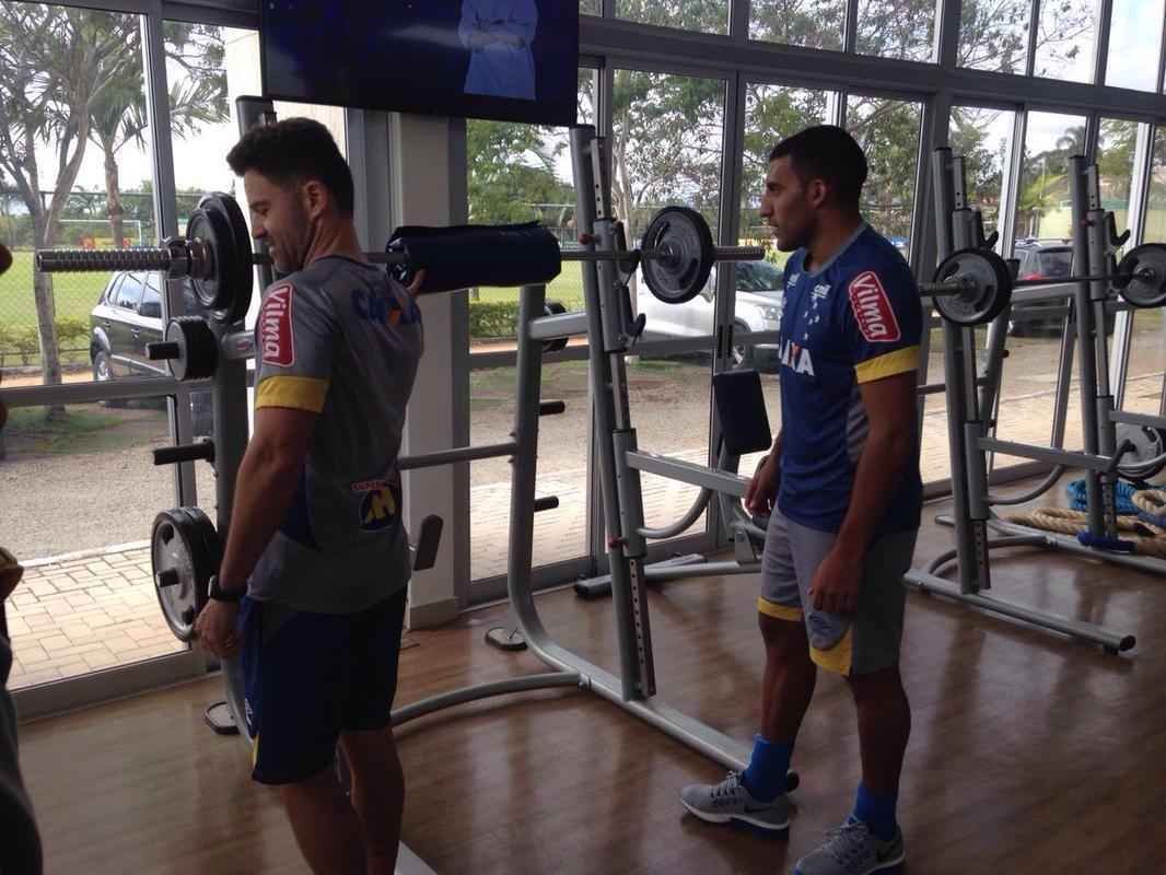 Ramn bila realiza atividades na sala de musculao da Toca da Raposa II