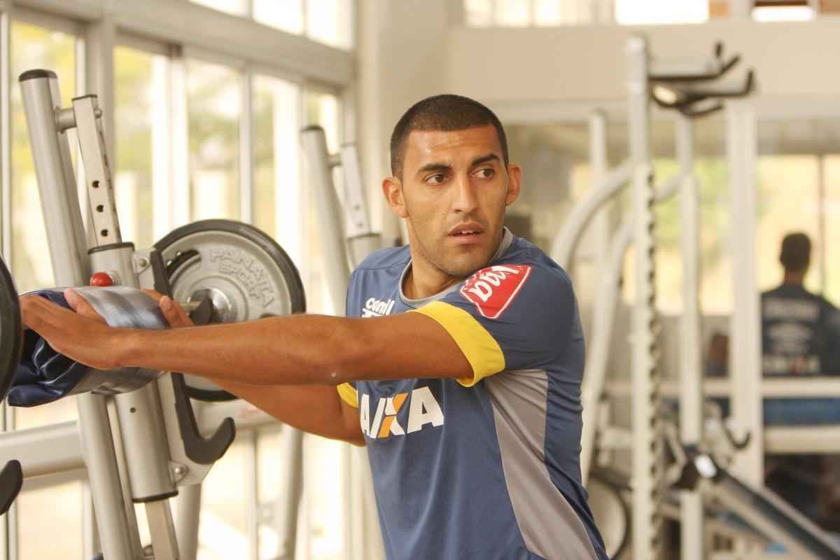 Ramn bila realiza atividades na sala de musculao da Toca da Raposa II