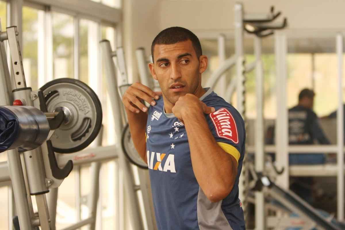 Ramn bila realiza atividades na sala de musculao da Toca da Raposa II