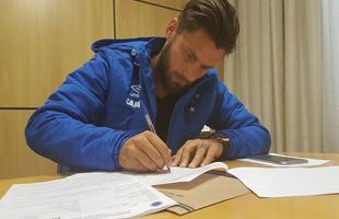 Atacante assinou contrato com o Cruzeiro por trs temporadas