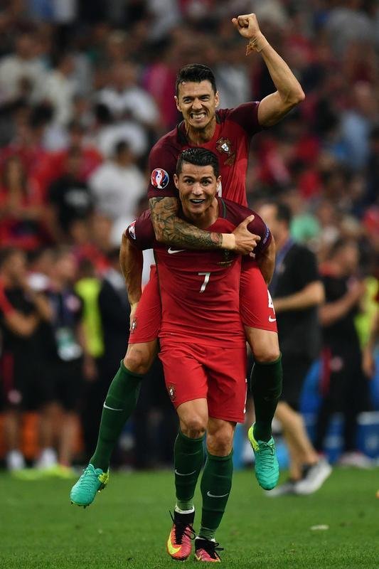 Jogadores de Portugal foram ao delrio com vaga na semifinal da Euro; na Polnia, decepo