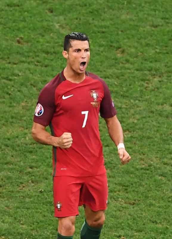 Jogadores de Portugal foram ao delrio com vaga na semifinal da Euro; na Polnia, decepo